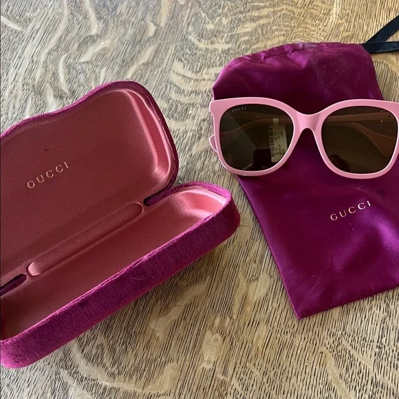 Gucci Rose Sunglasses with Velvet Case Selling a pair of authentic Gucci sunglasses in excellent  main image 4
